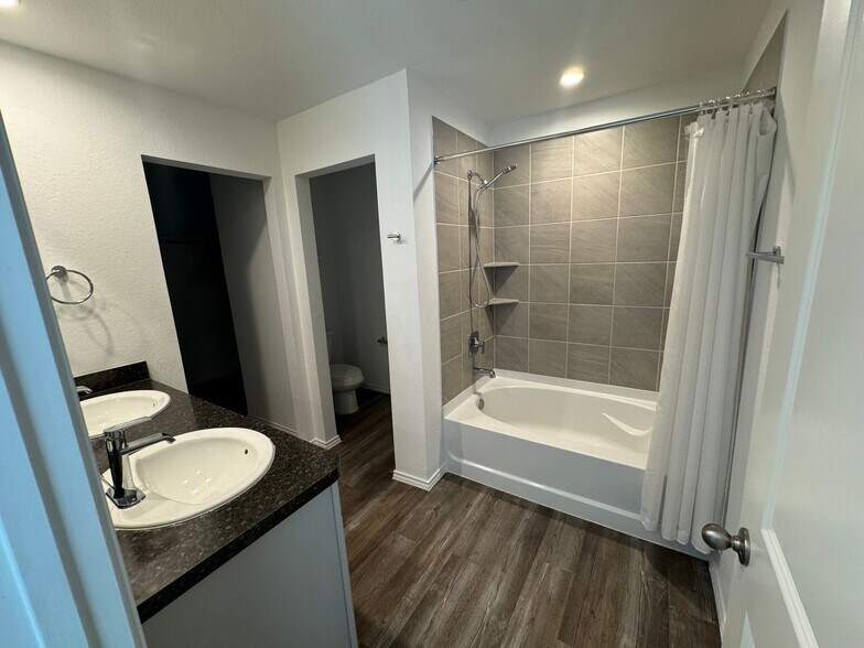 Building Photo - 5626 Vintage Oakmont Dr