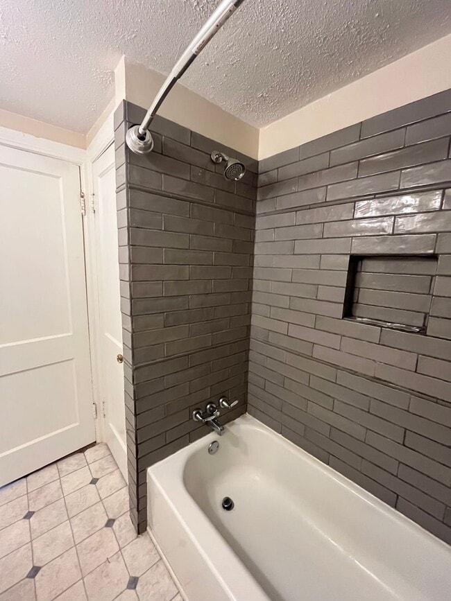 Building Photo - 1 Bedroom/ 1 Bathroom Duplex plus office, ...