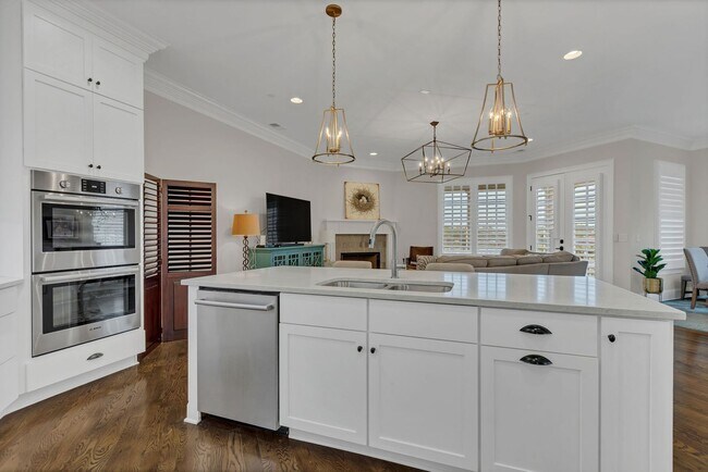 Building Photo - Rent Unfurnished or Fully Furnished - 4 Be...