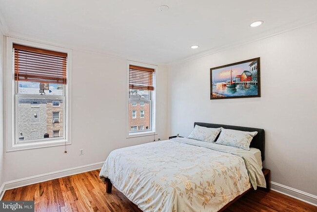 Building Photo - 427 S Eden St
