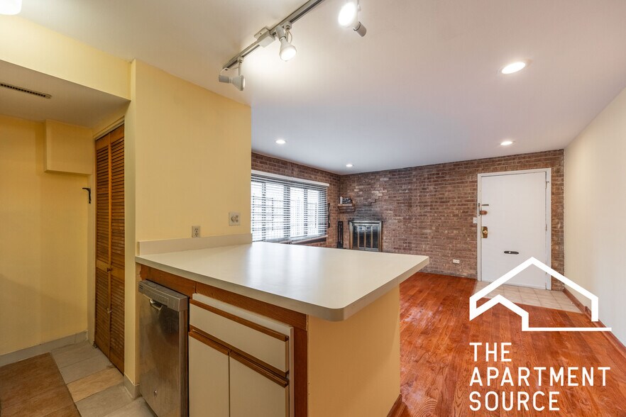 Building Photo - 719 W Diversey Pky