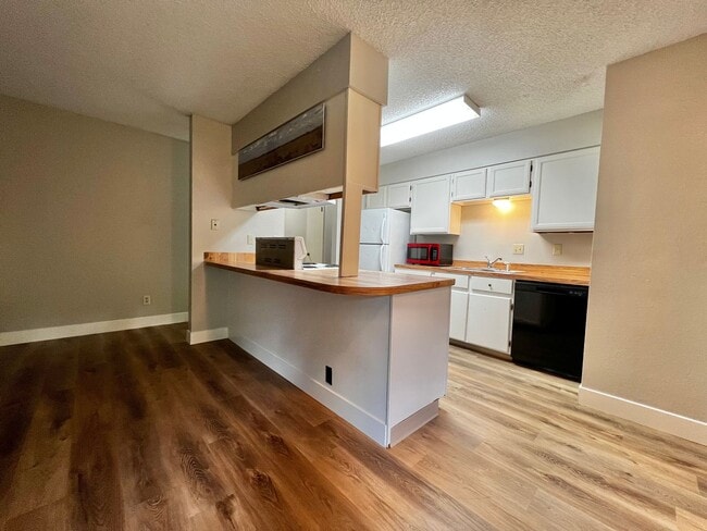 Building Photo - 3 Bedroom 2 Bathroom Ranch Style Home!