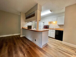 Building Photo - 3 Bedroom 2 Bathroom Ranch Style Home!