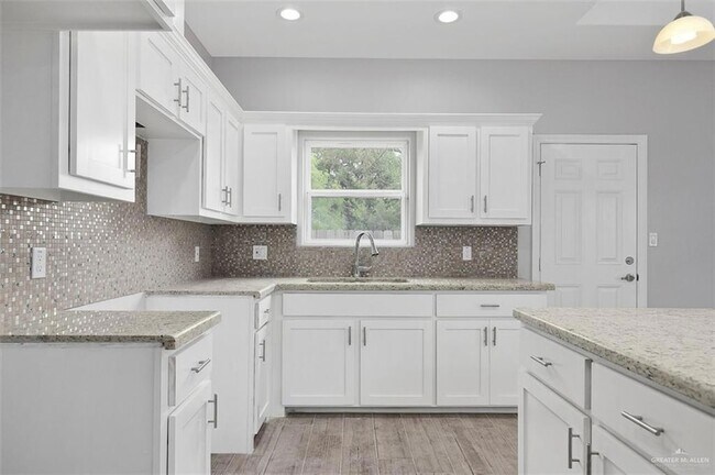 Building Photo - 1817 Davenport St