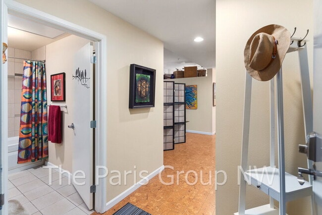 Building Photo - Gorgeous Lower Queen Anne 1BR is Perfect! * Above Safeway
