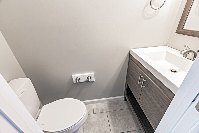 Building Photo - 2 bedroom, 2.5 bathroom townhome in Newark