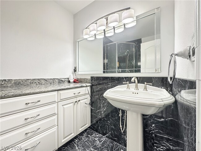 Building Photo - 730 S Royal Crest Cir