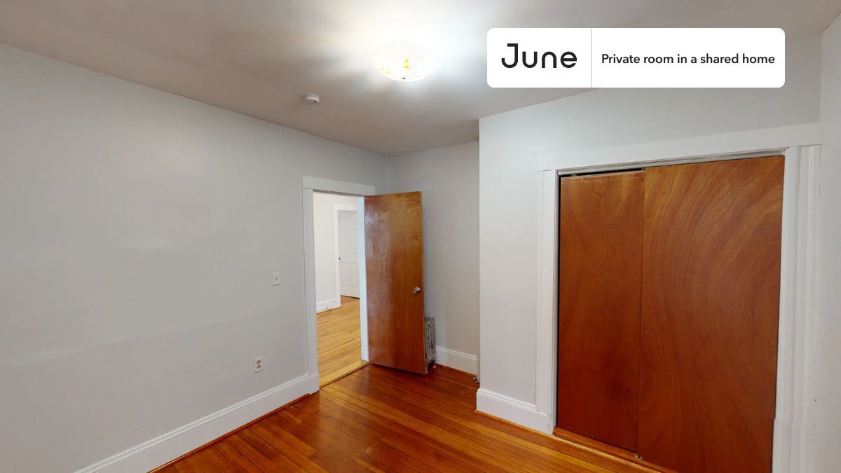 Building Photo - Private bedroom in 4 bed/1 bath Home