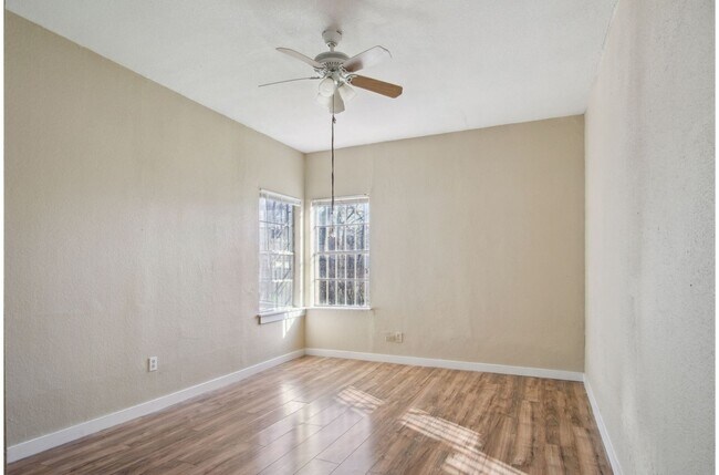 Building Photo - Charming 2BR 1BA Near Downtown