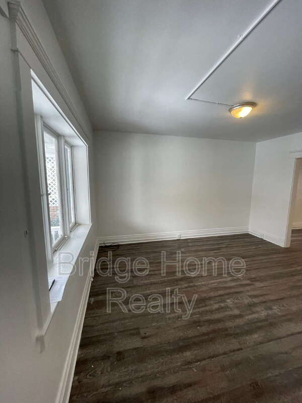 Building Photo - 136 S Spring Ave