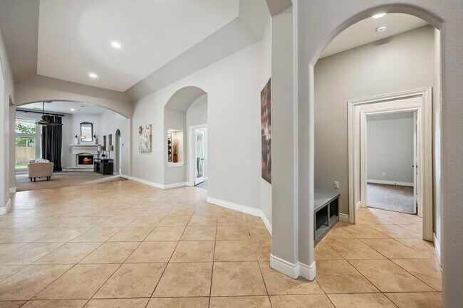 Building Photo - Beautifully maintained 4-beds, 3-bath, 3 c...