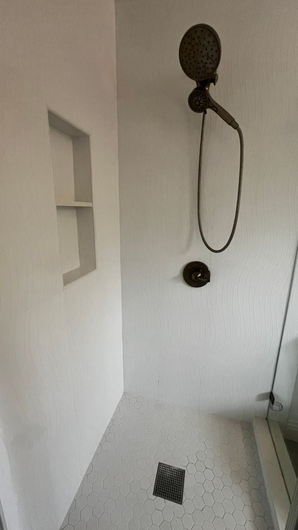 Building Photo - 3 Bed 2 Bath Downstairs Apartment For Rent...