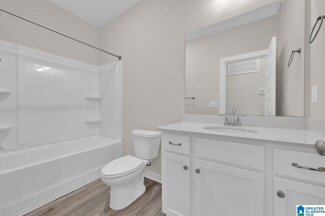 Building Photo - 170 Kings Wy