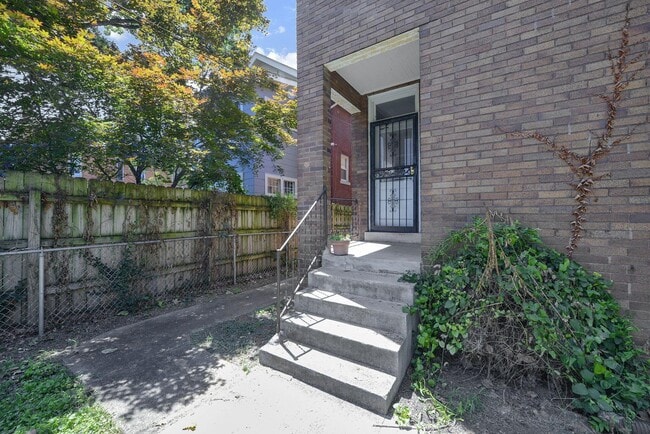 Building Photo - 84 N Monroe Ave