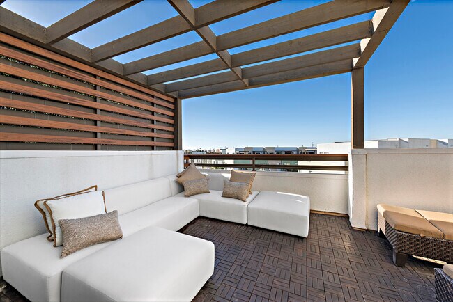Sunset balcony - 1651 Topanga