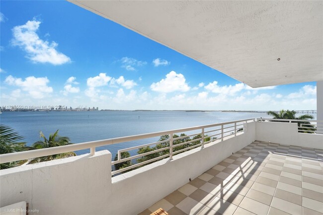 Building Photo - 1402 Brickell Bay Dr