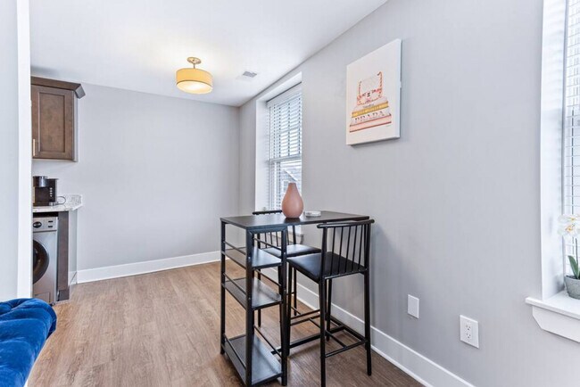 Building Photo - 457 E Kirby St