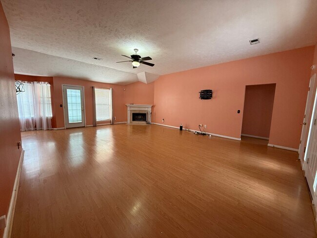 Building Photo - Charming Open-Concept Home in LaVergne