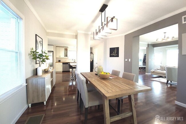 Building Photo - 425 W Broad St