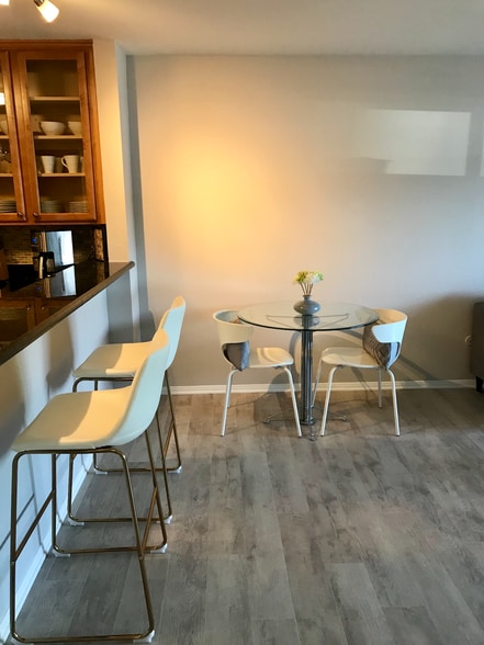 bar or table dining - 3030 Suncrest Dr unit 402