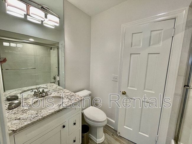 Building Photo - 3 1/2 Saint Michaels Alley