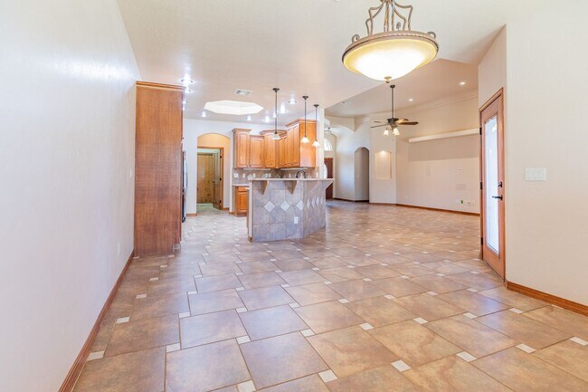 Building Photo - Beautiful Spacious 4 bedroom 2 bath House!