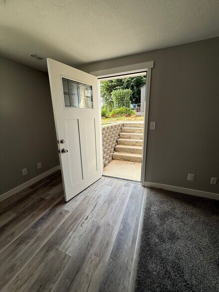 Building Photo - 1342 Hillsboro Dr