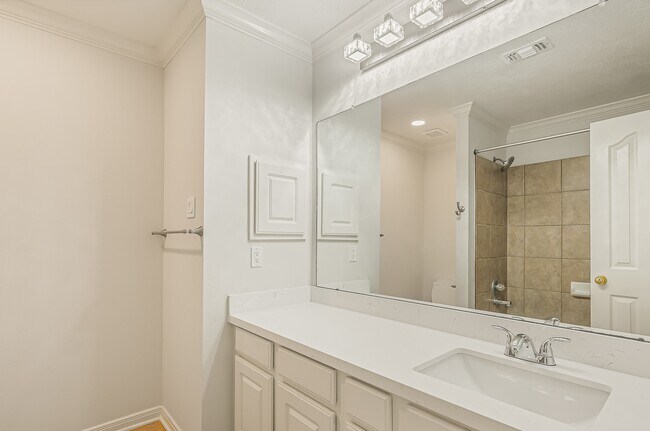 Building Photo - 71 N Queenscliff Cir