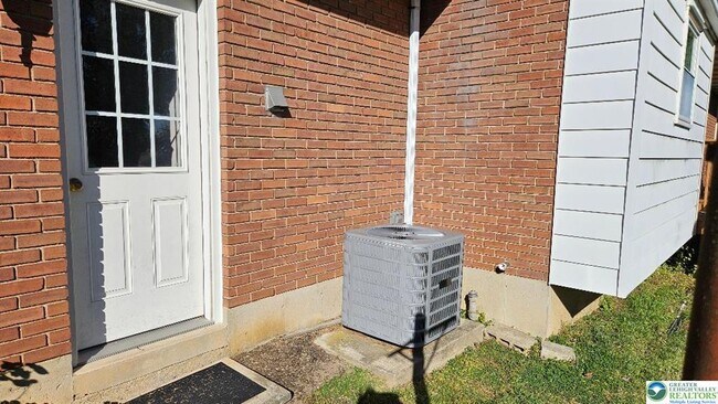 Building Photo - 559 Heckman Ave