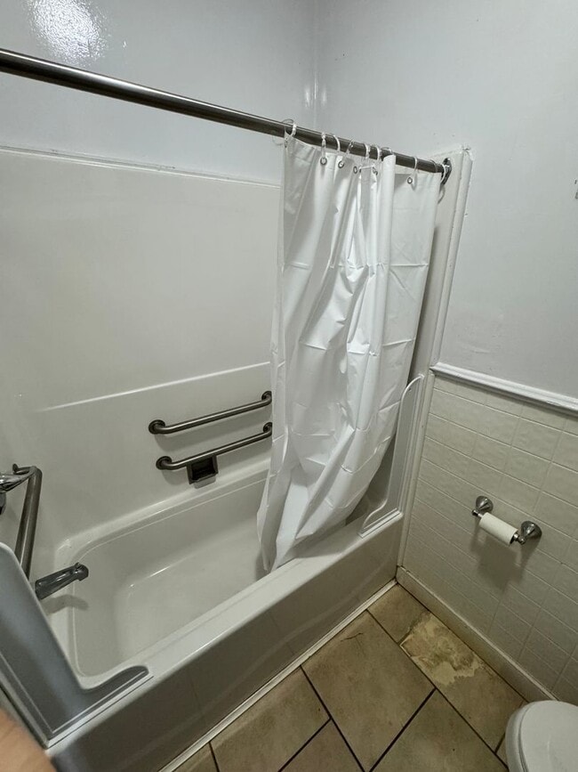 Building Photo - 5 bed 2 bath, central all electric HVAC, laundry, fenced yard house!