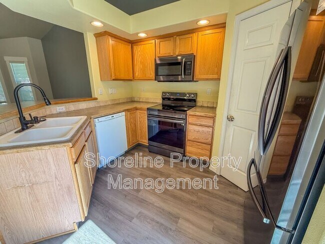 Building Photo - 3420 N Oakstone Ave