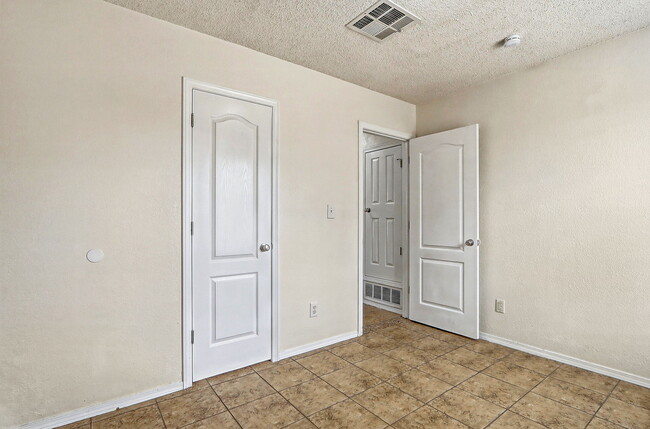 Building Photo - 12320 Robert Dahl Dr