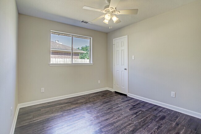 Building Photo - 6506 Larissa Cir