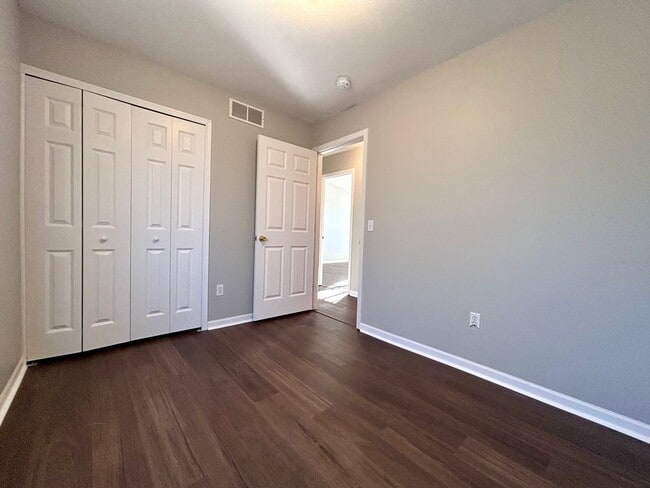 Building Photo - 3 Bedroom Home in Forest Hills Schools!