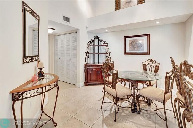 Building Photo - 923 Villa Cir