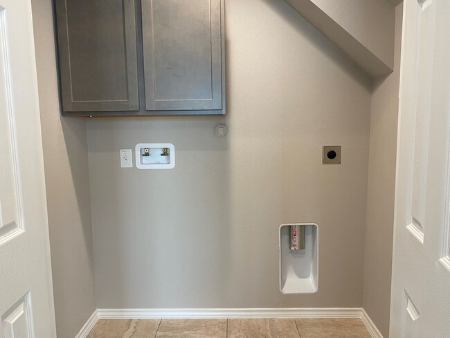Building Photo - Welcome home to 4110 Swan's Landing #401!
