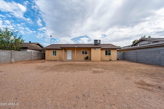 Building Photo - 2946 W Villa Maria Dr