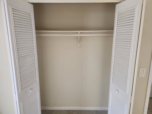 Building Photo - 2130 Forest Knoll Dr NE