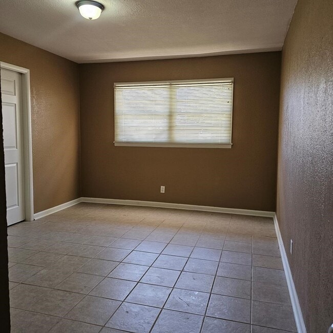 Building Photo - 801 W Golf Course Rd