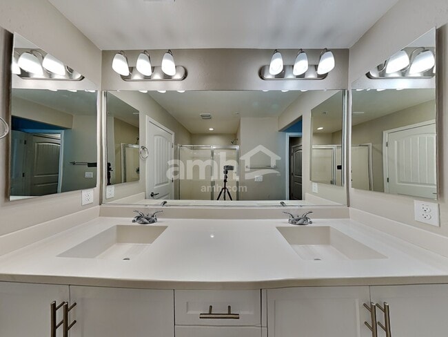 Building Photo - 20772 W Thomas Rd