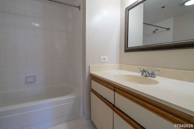 Building Photo - Available now!  2br/2ba/1pkg Condo in Royal Capitol Plaza in Kakaako