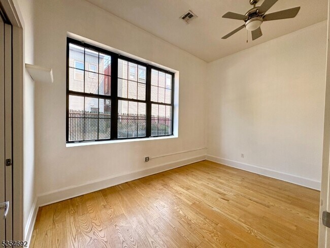 Building Photo - 988 Johnson Pl