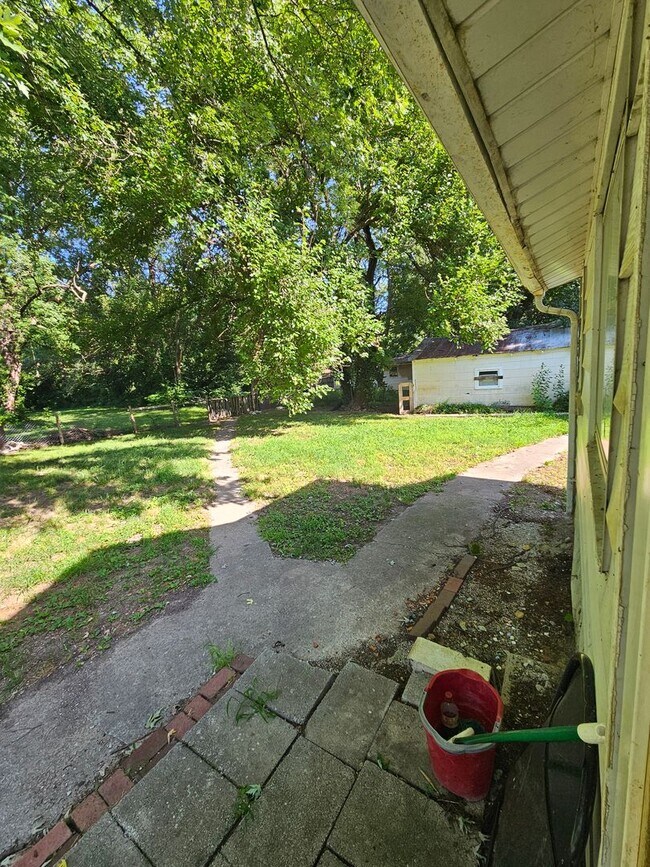 Building Photo - 2 bedroom | 1 Bathroom Home | Pets Welcome!