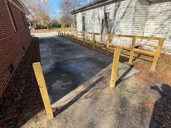 Building Photo - 2 Bedroom Brick House, Covered Porch, Hardwood floors, Central HVAC