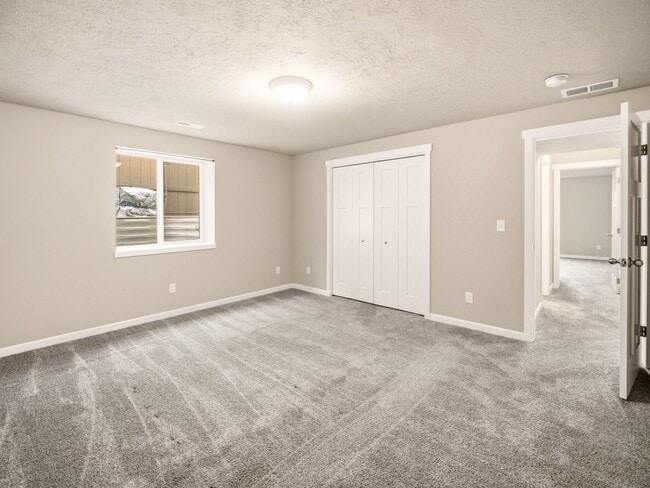 Building Photo - Spacious 5-Bedroom Home with Private Yard & Parking in Spokane