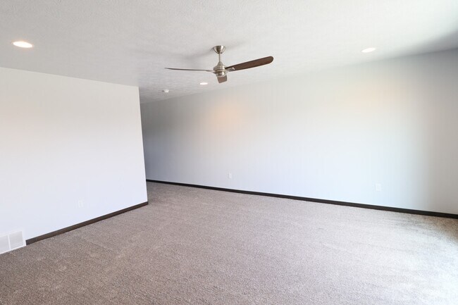 Building Photo - Amazing 4 Bedroom 3.5 Bathroom Townhome in Sioux Falls