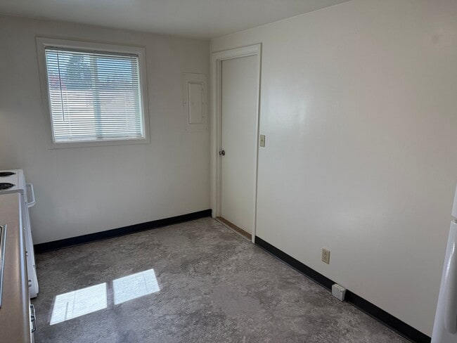 Building Photo - Large upstairs 2 bedroom apartment!