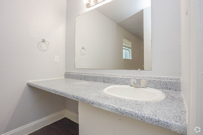 2BR, 2BA - 824SF - B3 - Ridge & Parkdale Apartments