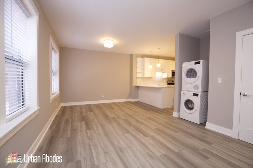 Building Photo - 3943 N Janssen Ave