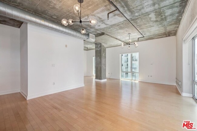 Building Photo - 645 W 9th St